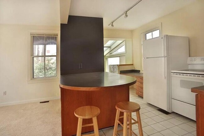 Building Photo - Beautiful first floor 1 bedroom condo in a great location now available!