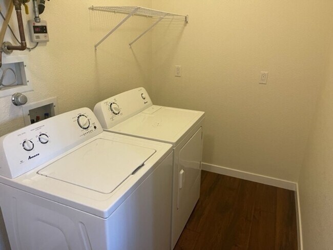 Building Photo - 3 bedroom 2.5 bathroom Townhome