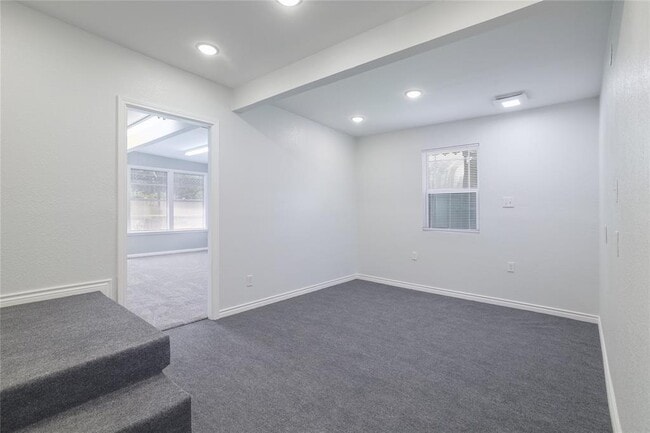 Building Photo - 305 Sunset Dr