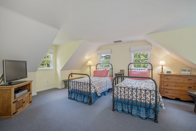 Building Photo - 268 Under Mountain Rd