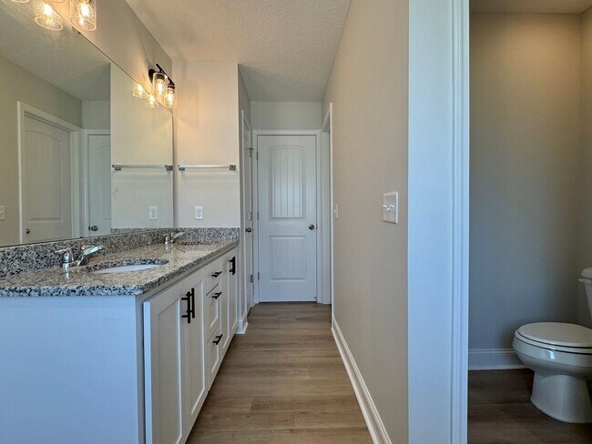 Building Photo - $500 RENT CREDIT | AVAILABLE NOW! (Pet Friendly)