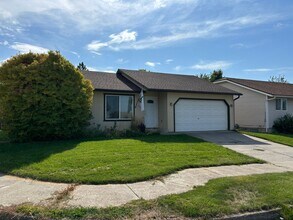 Building Photo - Home In Post Falls !