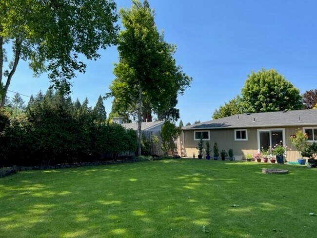 Building Photo - 750 Menlo Dr N