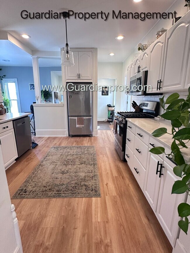 Building Photo - Linden Hills Upper Level Duplex, Sunroom, In Unit Laundry, Dishwasher
