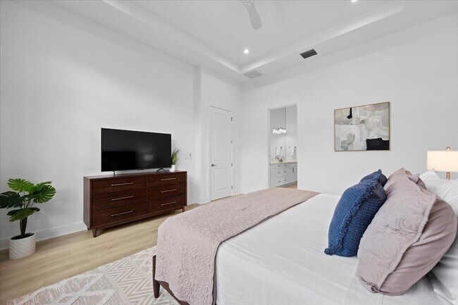 Building Photo - 13621 Le Christine Dr