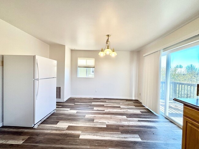 Building Photo - 4 Bedroom Townhome in Hawks Ridge