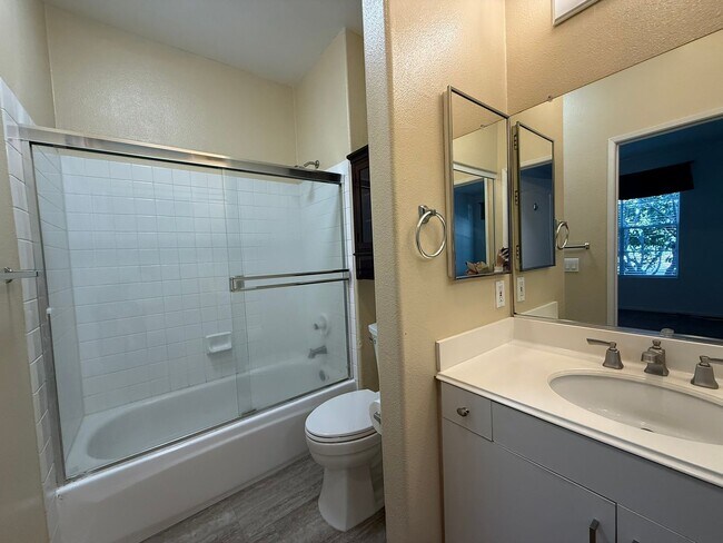 Building Photo - 1BR/1BA Condo w/ ASSIGNED PARKING for rent near Del Mar AVAILABLE NOW!