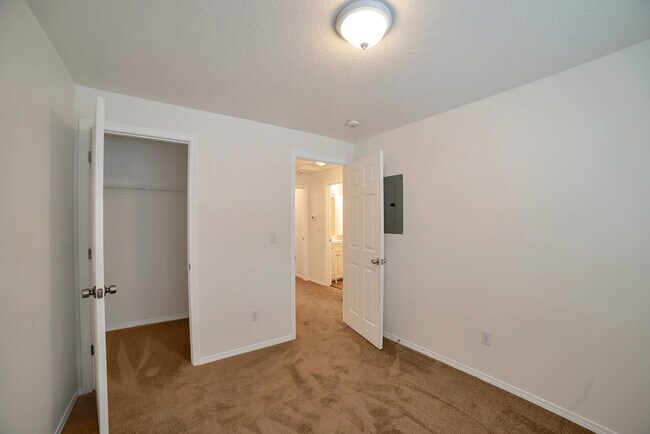 Building Photo - Vista Residence