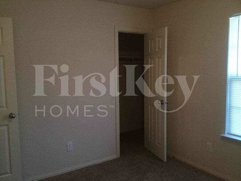 Building Photo - 611 Hilton Dr