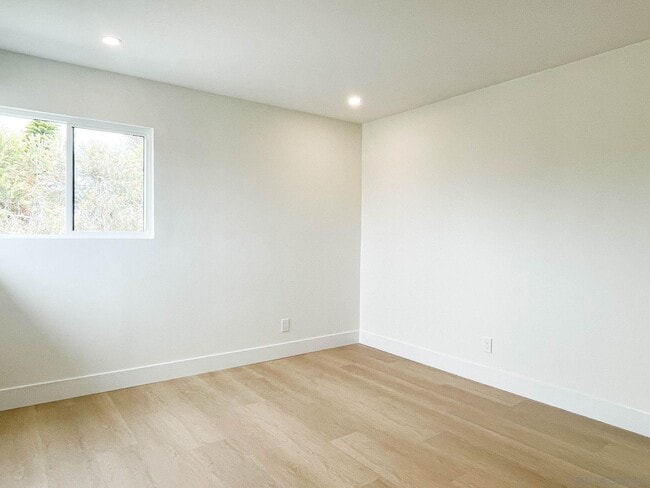 Building Photo - 1093 N Vulcan Ave