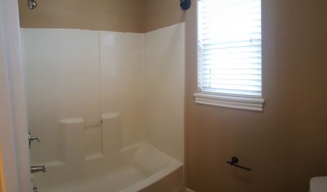 Building Photo - Comfort & Convenience in The Meadows – 3 B...