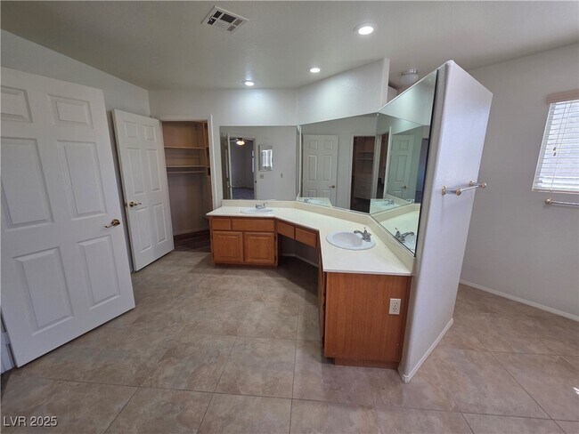 Building Photo - 8204 Tivoli Cove Dr