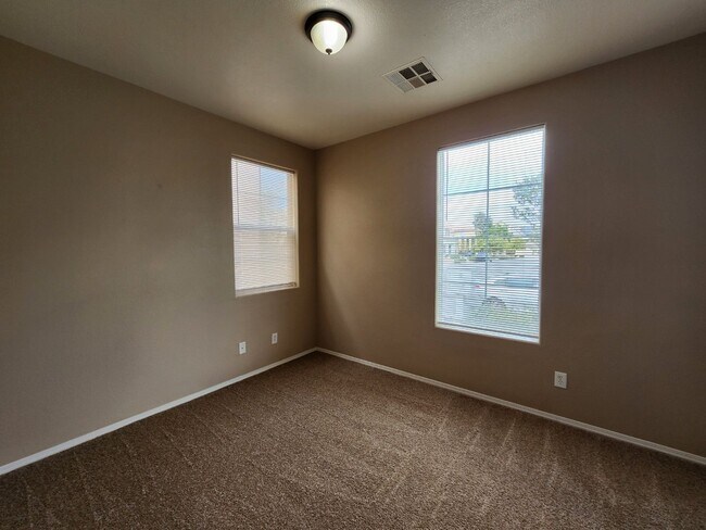 Building Photo - Charming 3 bedroom home with great curb ap...