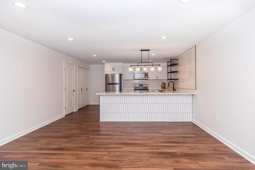 Building Photo - 4802 Hicks Dr