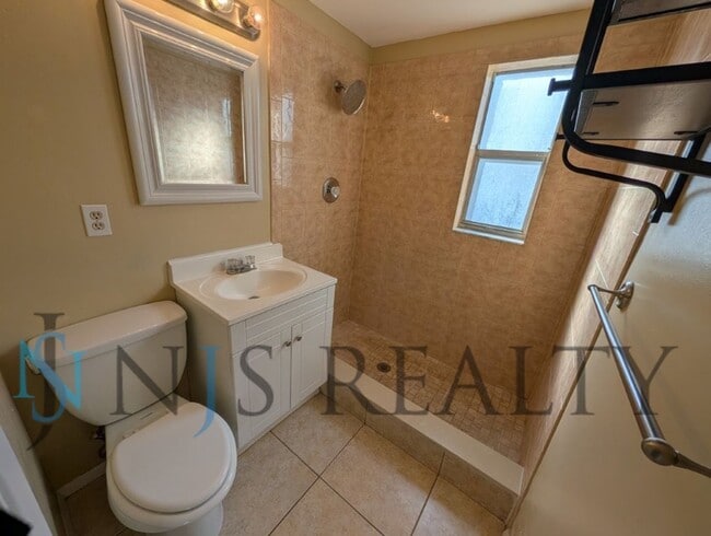 Building Photo - JUST REDUCED!!!  Large 2/2/1 1060 sq ft home with INDOOR LAUNDRY, a full garage, updated kitchen ...