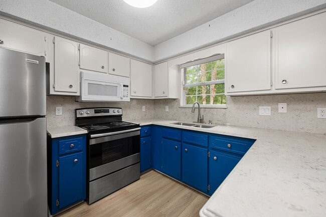 Building Photo - Spacious 3BR Retreat with Soaring Ceilings & Screened Porch
