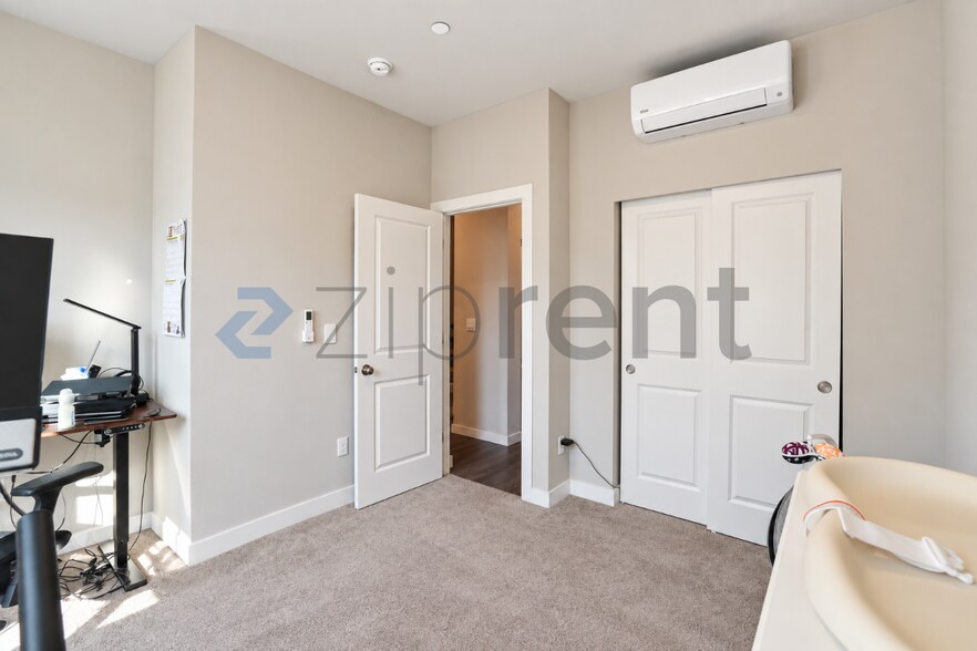 Building Photo - Unit G