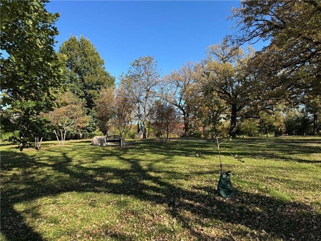 Building Photo - Bright, Stylish Corner 2 Bedroom Unit in an Awesome Location!