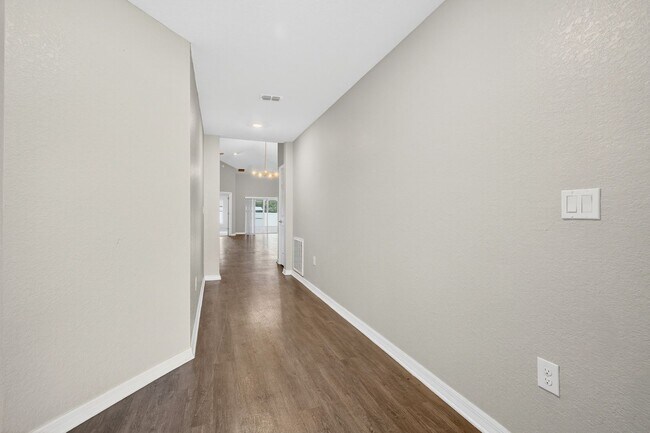 Building Photo - New Spacious 4 Bed - W/Amenities!