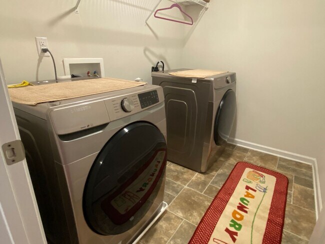 Building Photo - MOVE-IN READY!