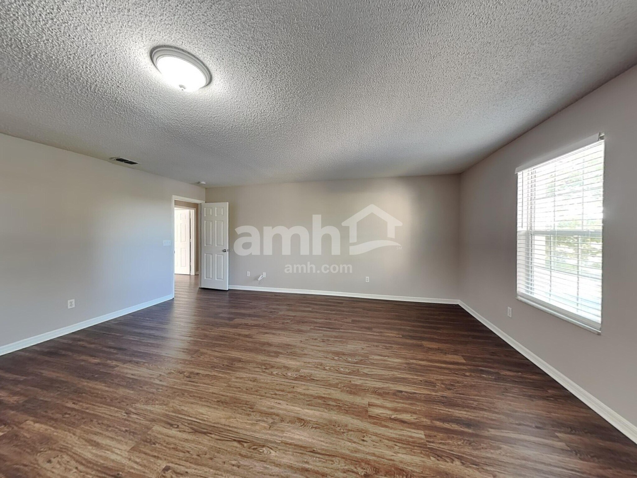 Building Photo - 1921 Knollcrest Dr