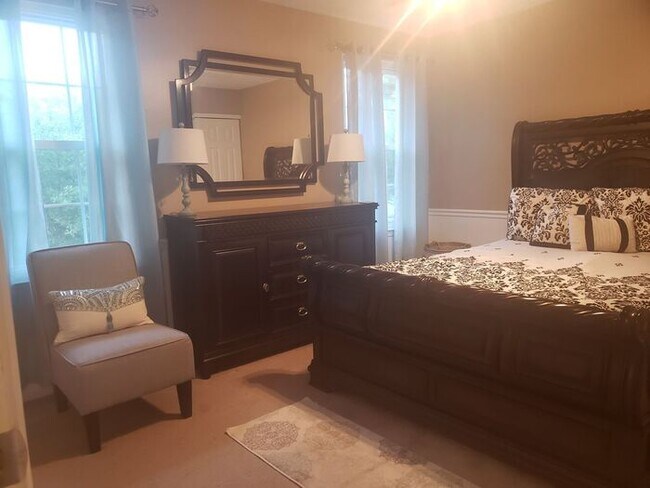 Building Photo - Charming 3-Bedroom, 2.5 Bath SFH with Fron...
