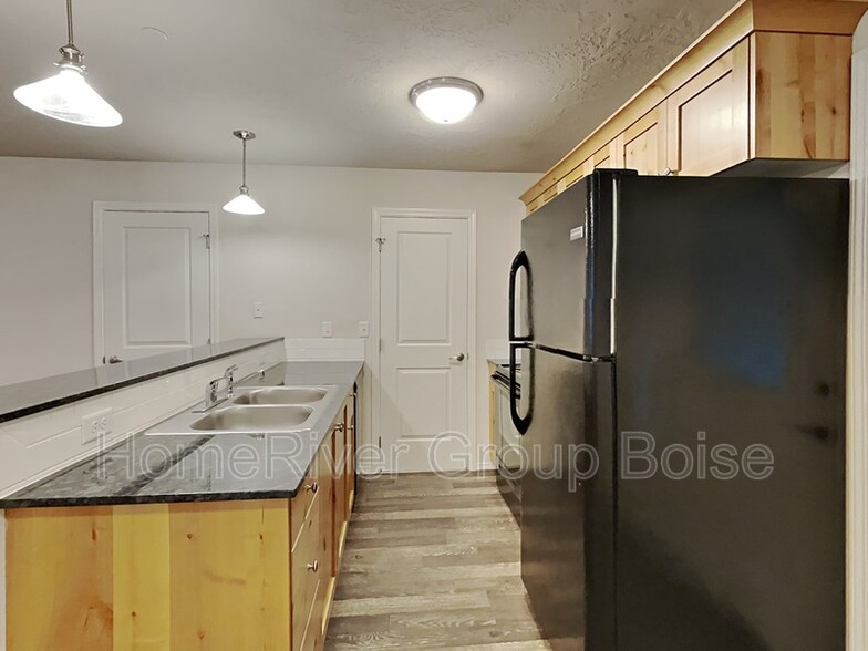 Building Photo - 1324 S Edgewater Cir