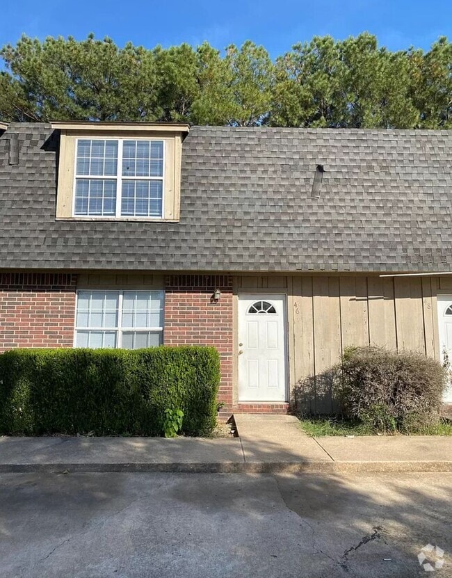 Building Photo - 2 Bedroom / 1.5 Bathroom Townhouse w/ Fenc...