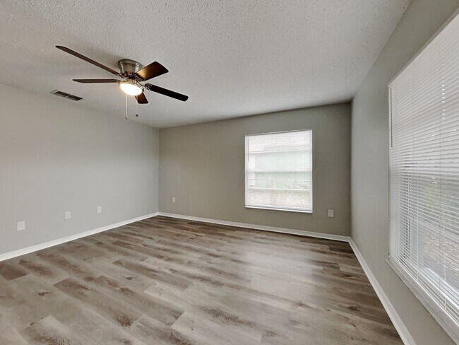 Building Photo - Beautifully Renovated 3 Bed 2 Bath Home with Garage in Tampa, FL