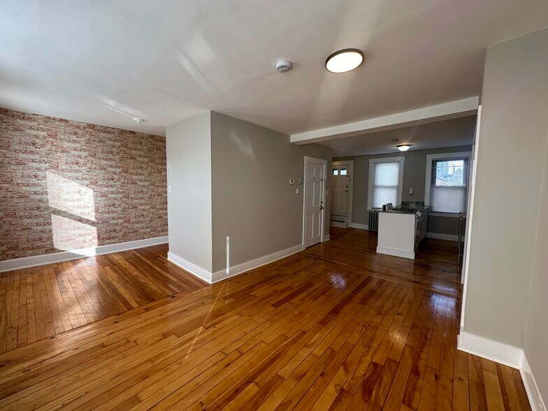 Building Photo - 39 Beacon St