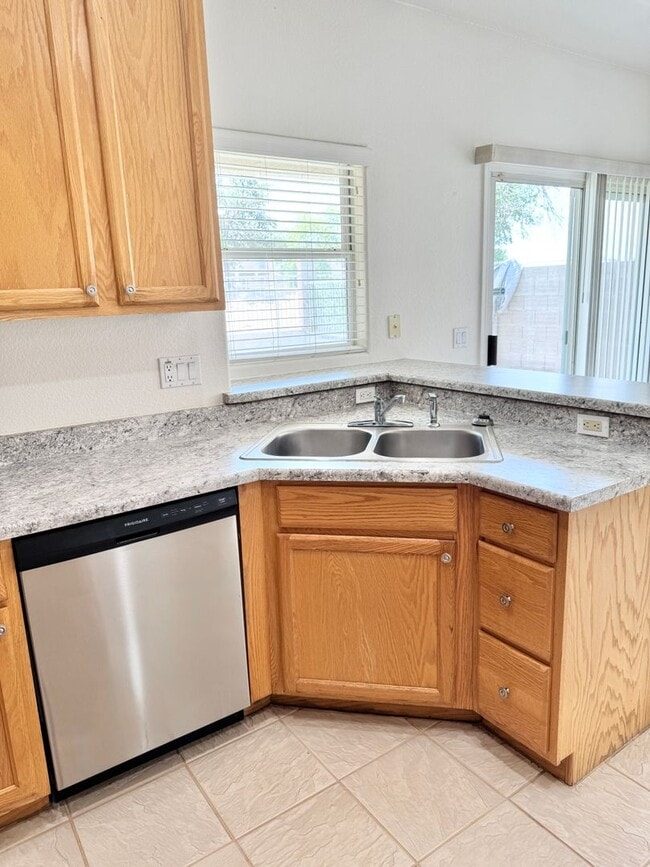 Building Photo - 4 Bedroom/2 Bath Single Level Home In Avondale! Golf Course Lot