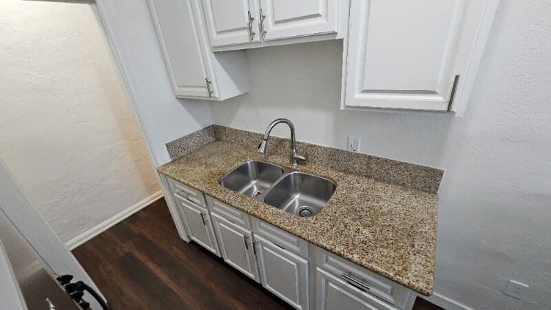 Building Photo - 1216 W Court St