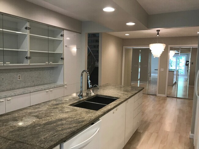 Building Photo - Solon 4 Bedroom Rental