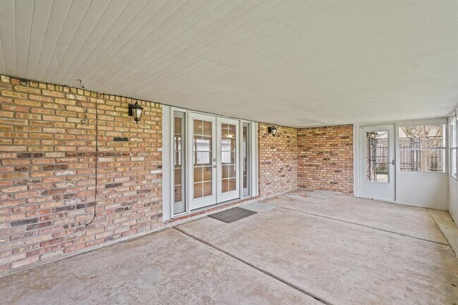Building Photo - 5618 Bankside Dr