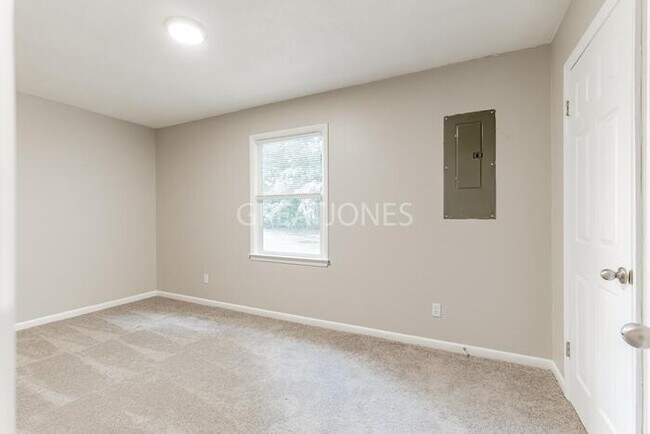 Building Photo - Charming 3 Bedroom in Raeford!