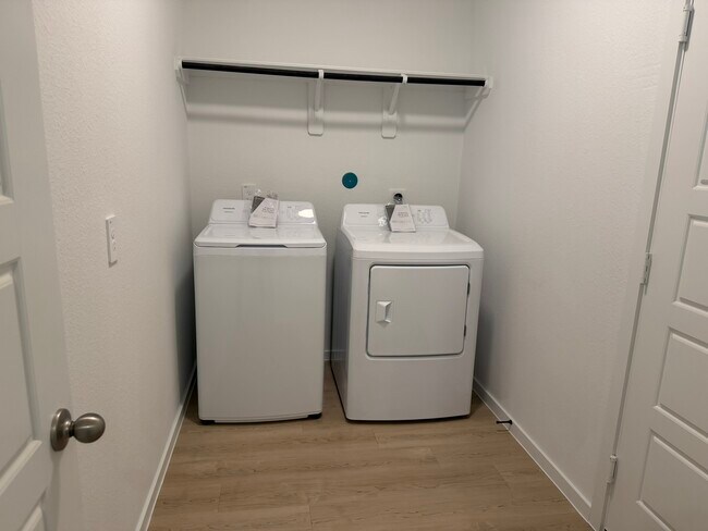 Building Photo - 407 Robin Ct