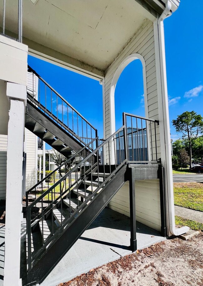 Building Photo - 2550 N Alafaya Trail
