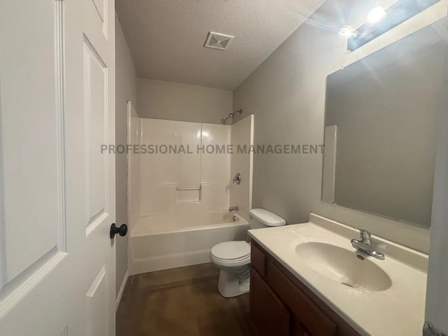 Building Photo - Spacious 5 Bedroom 3 Bath Home Near Hutchi...