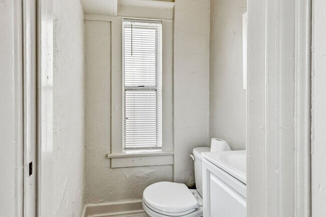 Building Photo - Spacious 1BR + 2.5BA Near USC and DTLA | First Floor Unit