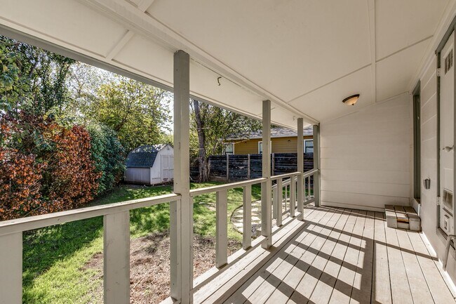 Building Photo - BLUE BONNET HILLS 3-BEDROOM