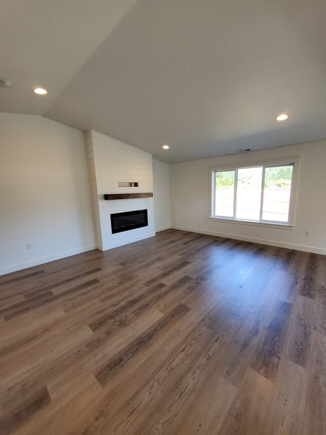 Building Photo - Pet Friendly Single Level 4 bedroom 2 Bath...