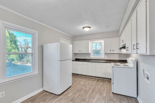 Building Photo - Freshly Updated 2BR / 1BA Single-Level Duplex $1350/mo rent***