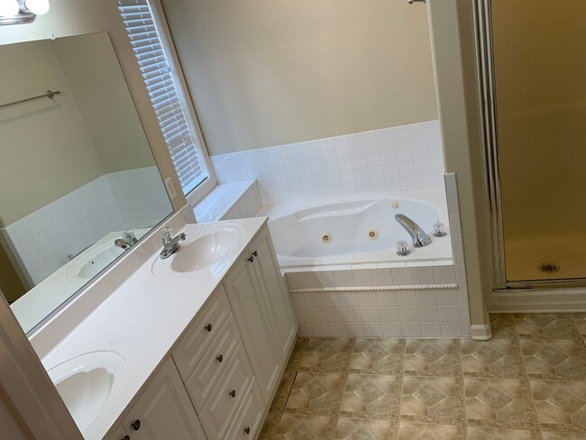 Building Photo - 3 Bedroom 2 Bathroom Condo