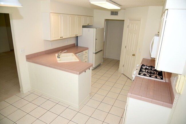Building Photo - 4 bedroom in Parkwood Estates!