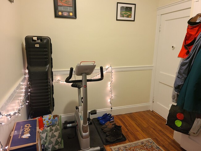 Building Photo - Updated 1 bed - Pet Friendly - Close to T and Whole Foods