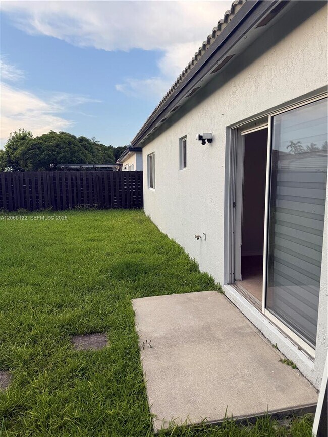 Building Photo - 9128 SW 162nd Pl