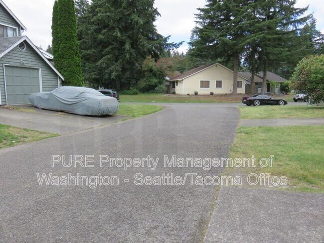 Building Photo - 511 Malibu Dr SE