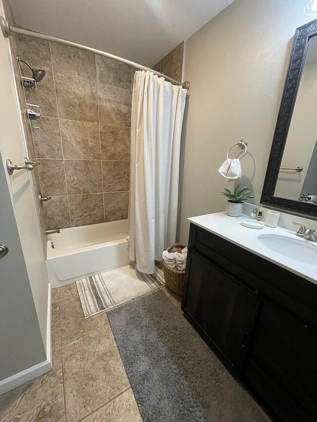 Building Photo - HOUSE FOR RENT