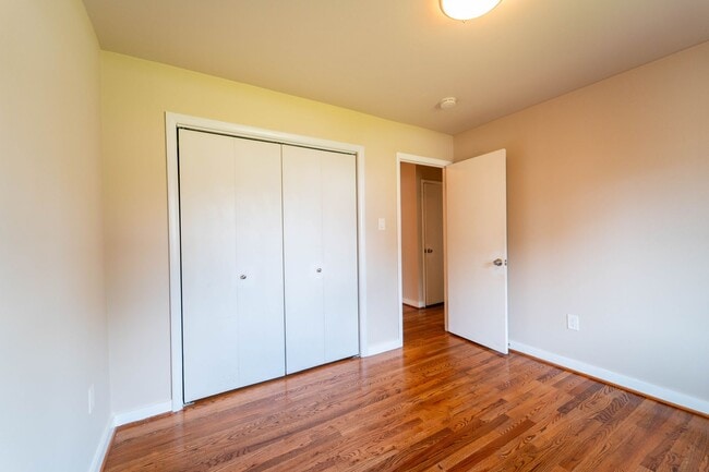 Building Photo - 5 BD 3 BA Oxon Hill, MD home is ideal for ...