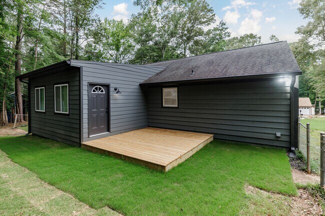 Building Photo - Newly Renovated East Side Home!